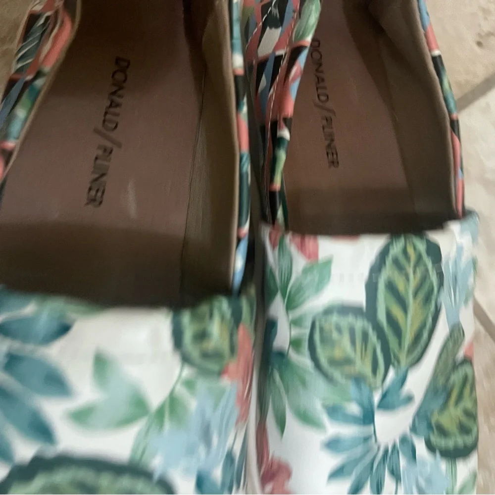 donald j pliner womens leather slip on loafers Size 8 White Floral‎